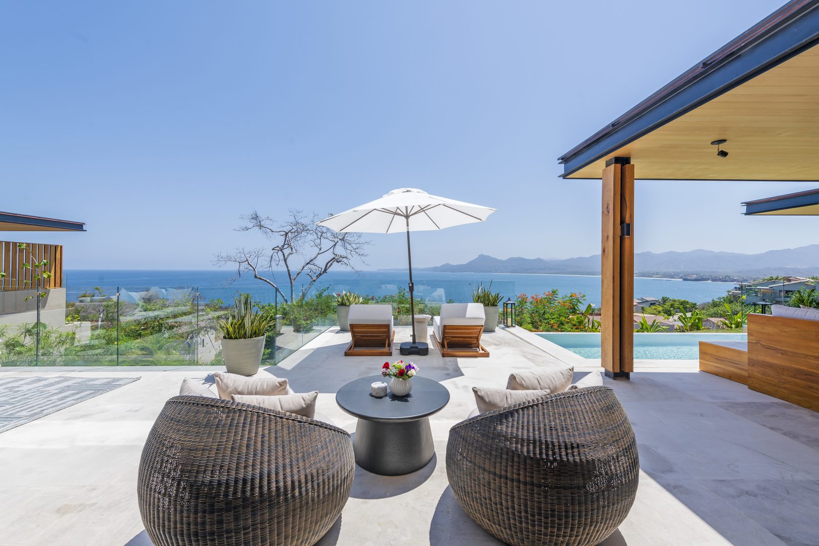 Covered terrace with outdoor kitchen